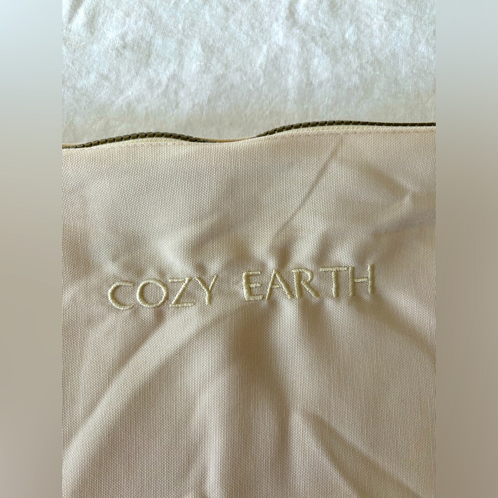 Cozy Earth premium reusable‎ bamboo bags with zipper.